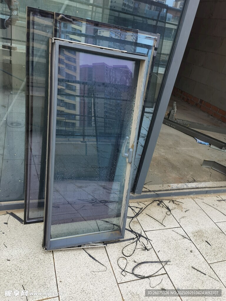待安装的玻璃门窗