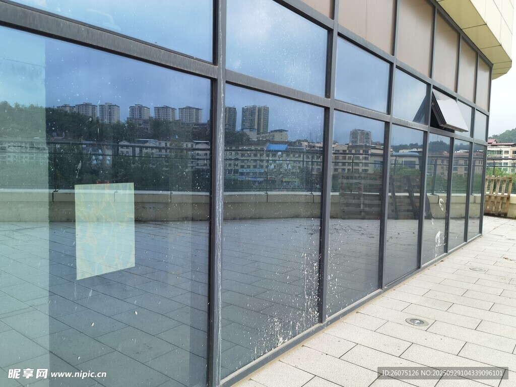 现代玻璃幕墙建筑外观