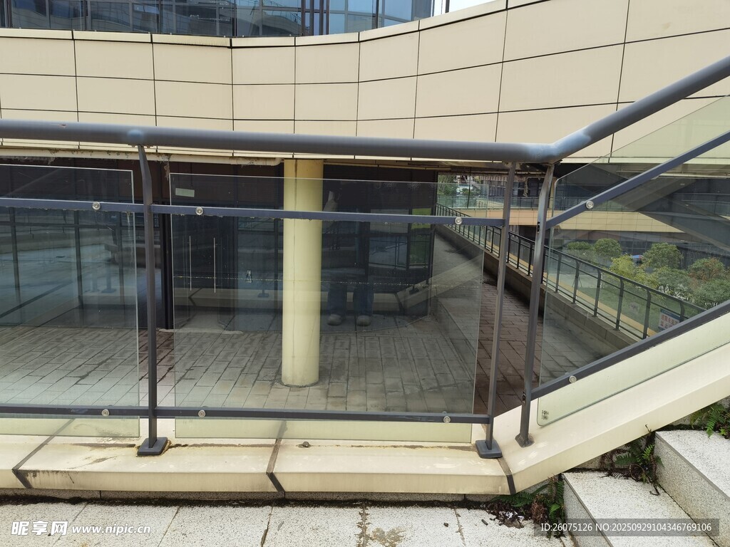 现代建筑玻璃围栏景观