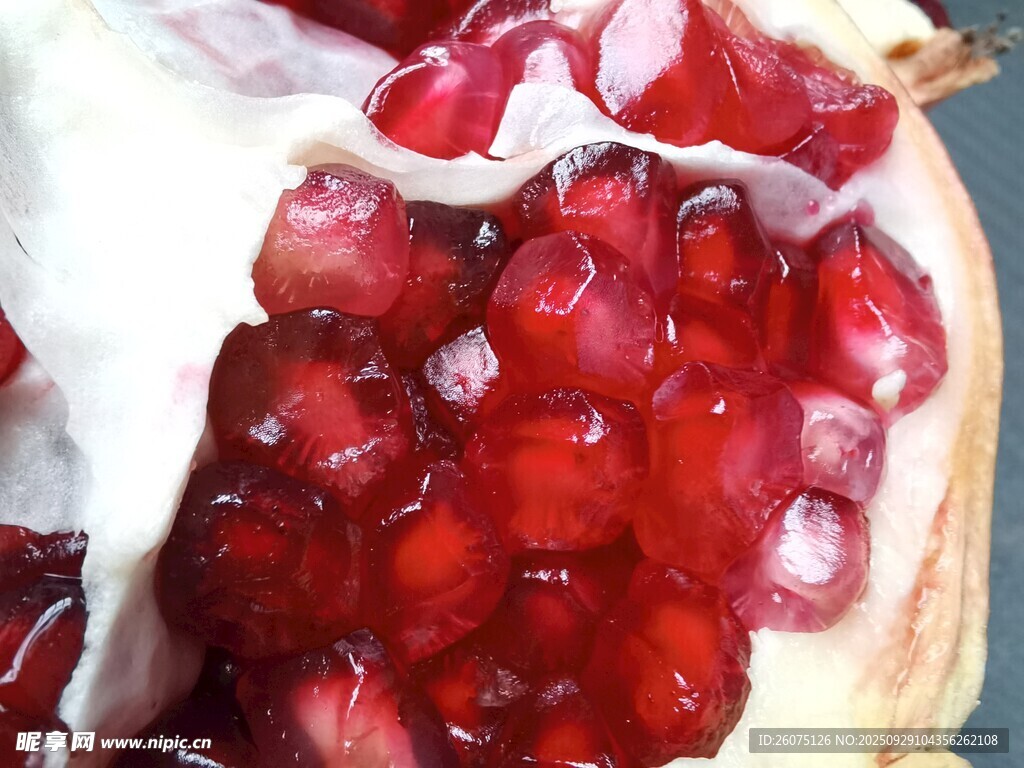 剥开的红石榴果肉饱满