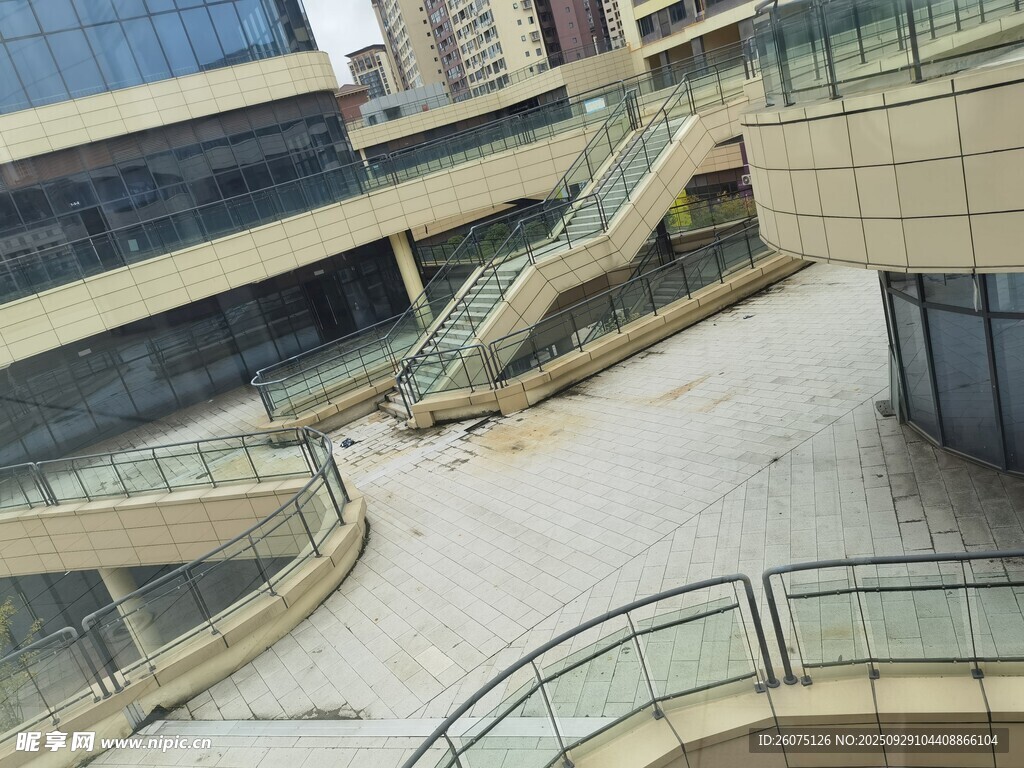 现代建筑多层露天阶梯空间