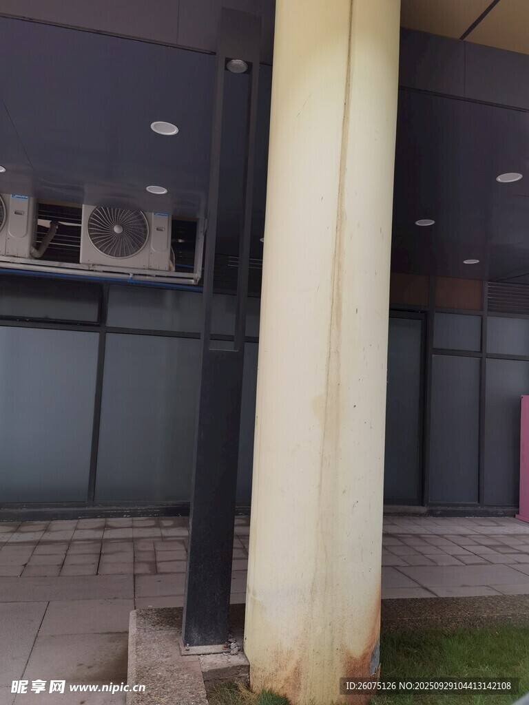 户外立柱旁的建筑设施