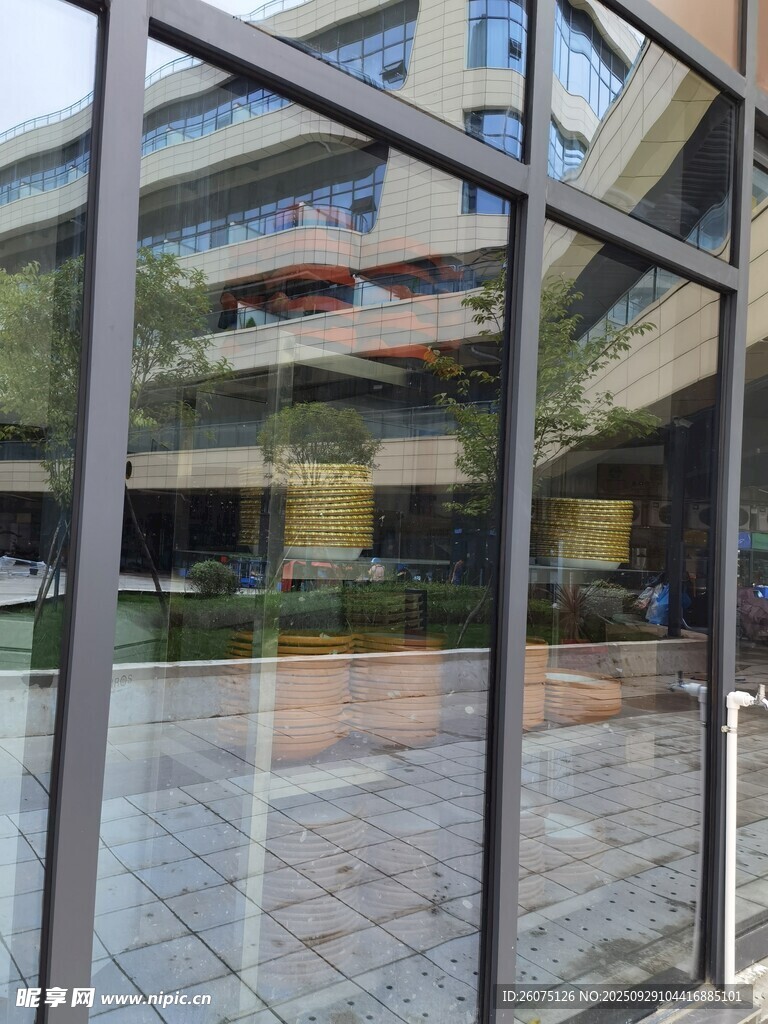 现代建筑玻璃门窗景观