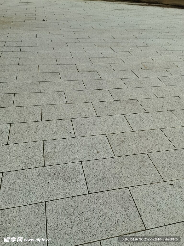 灰色石砖铺就的平坦地面