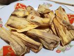 烤红薯摆于盘中