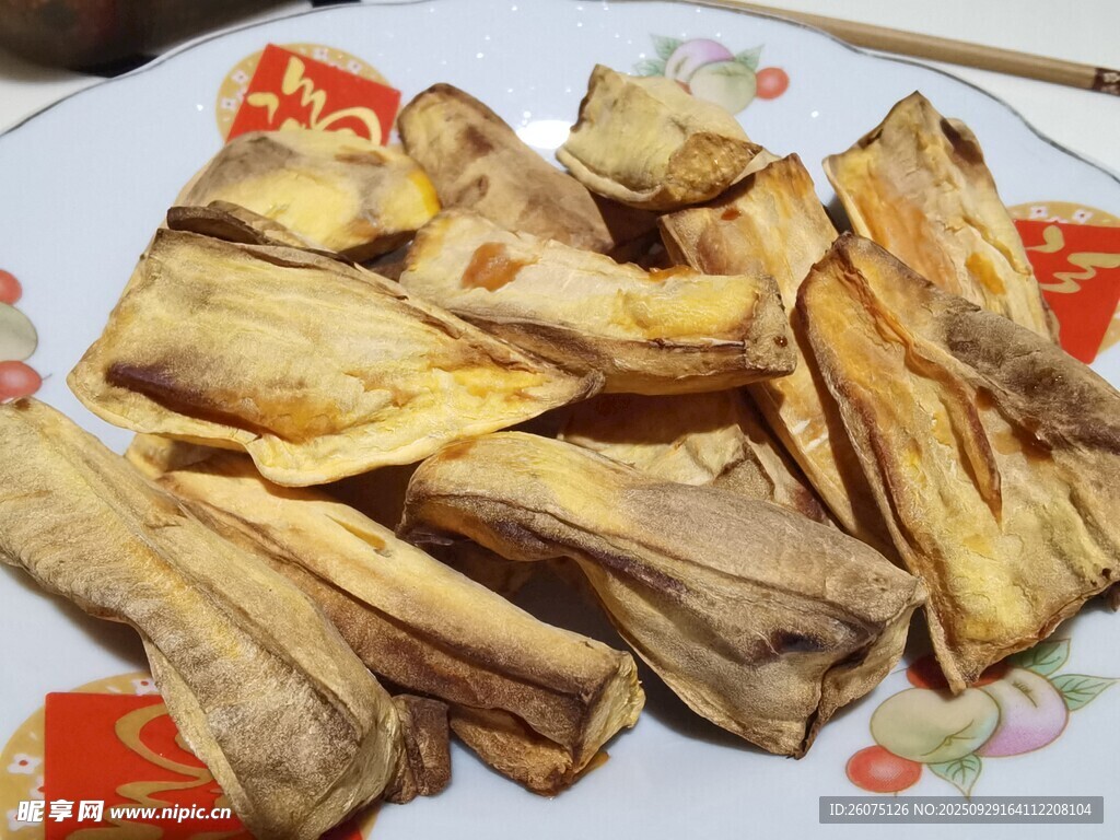 烤红薯摆于盘中