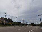 空旷道路与远处建筑景观