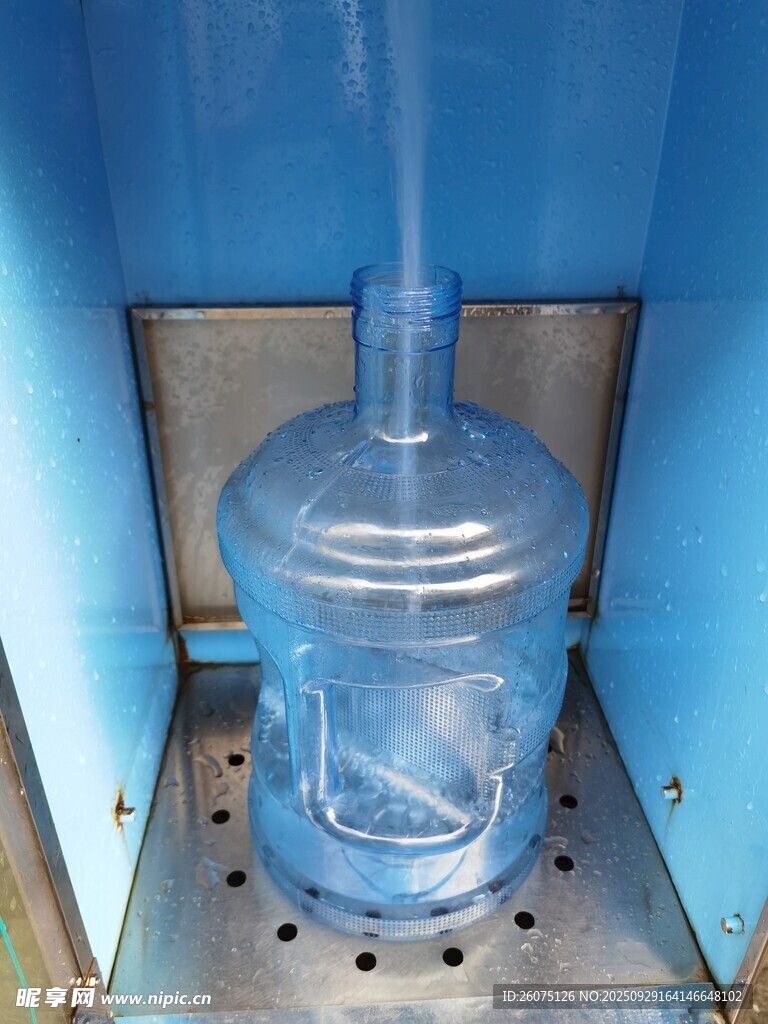 蓝色大水桶置于金属架上