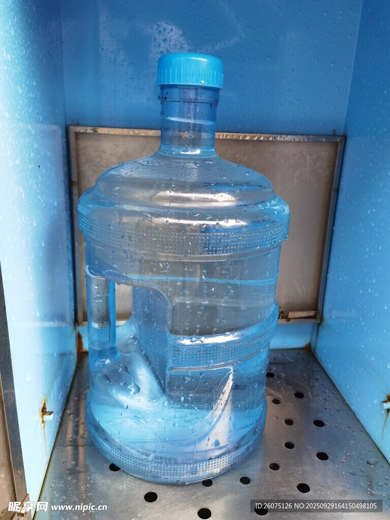 蓝色大水桶置于金属架上