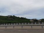 空旷道路旁的山景护栏