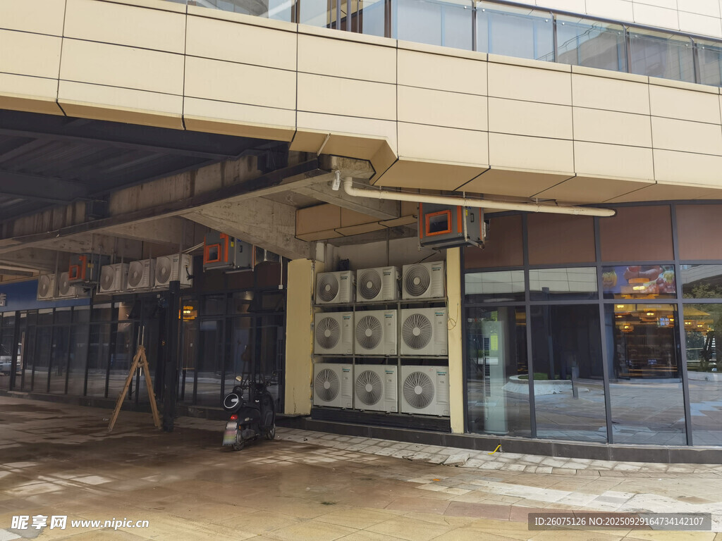 现代建筑底层架空空间