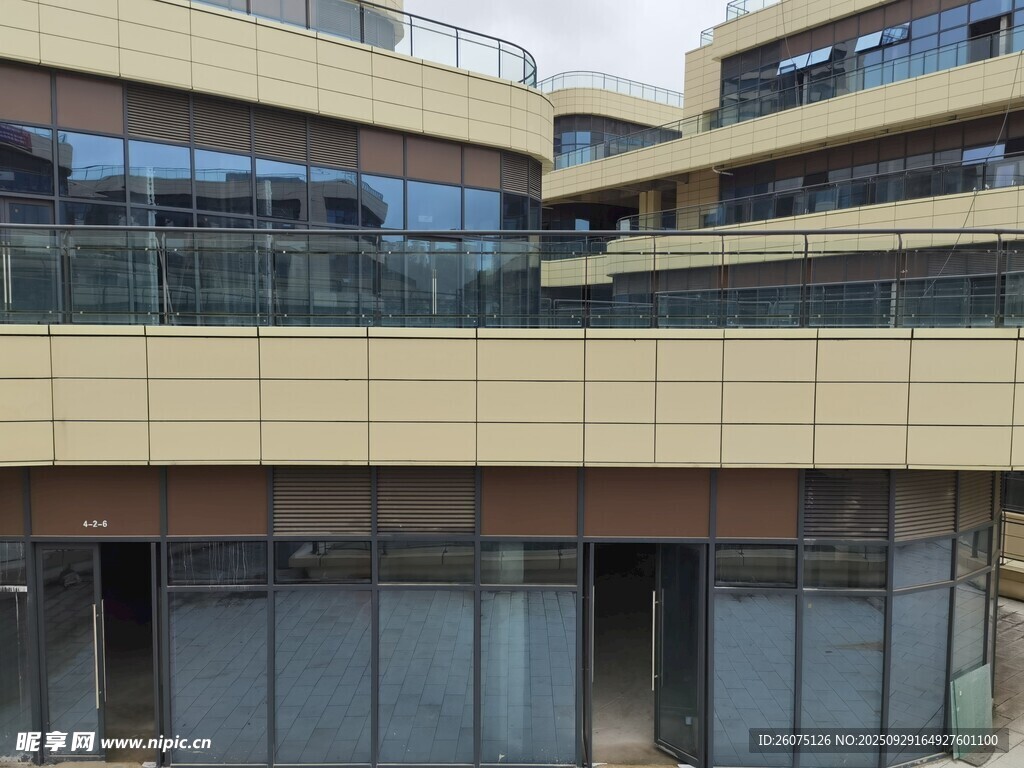 现代风格多层建筑外观