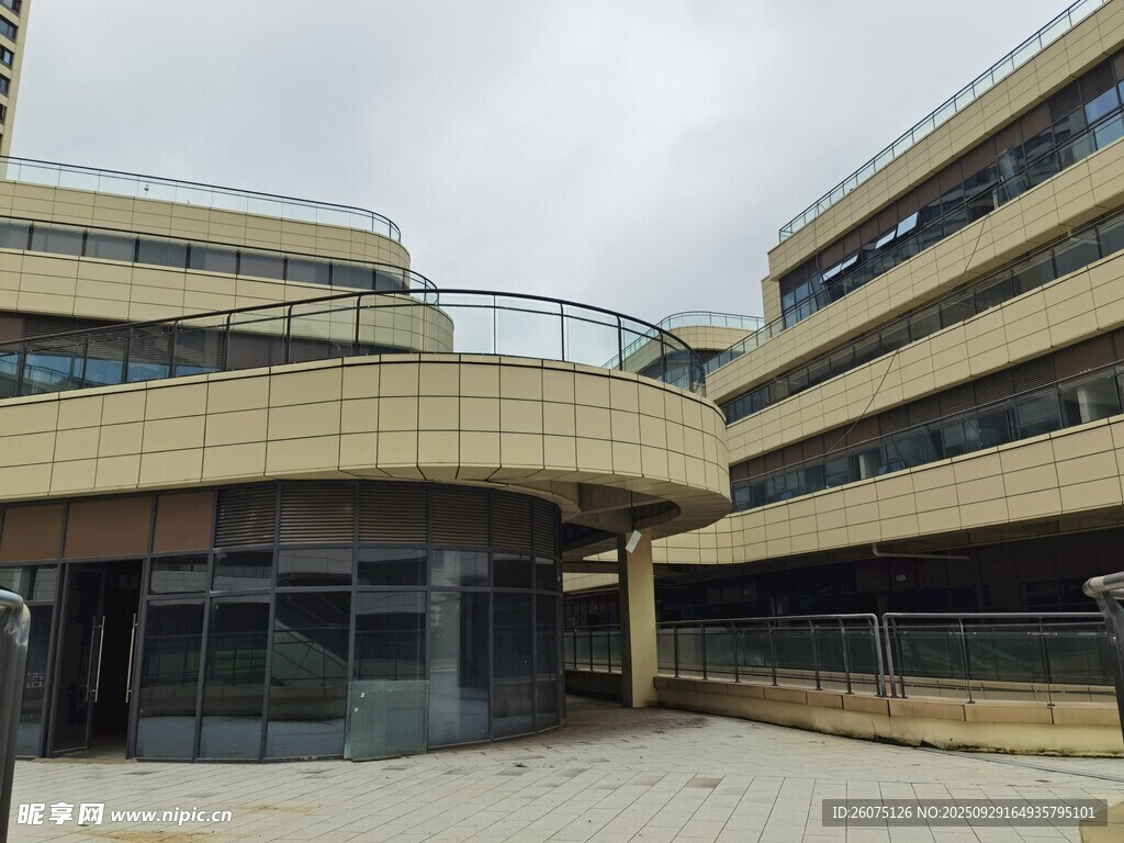现代风格多层建筑外观