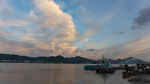 海滨暮色中的宁静港湾