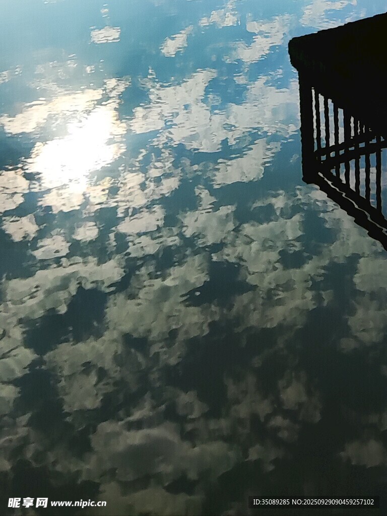 俯瞰天空中的阳台景象