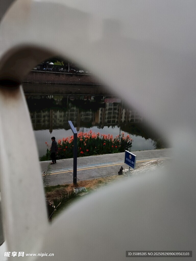 透过孔洞看室外景观