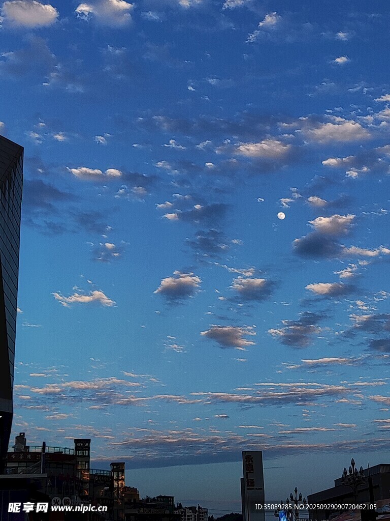 城市上空的梦幻云朵