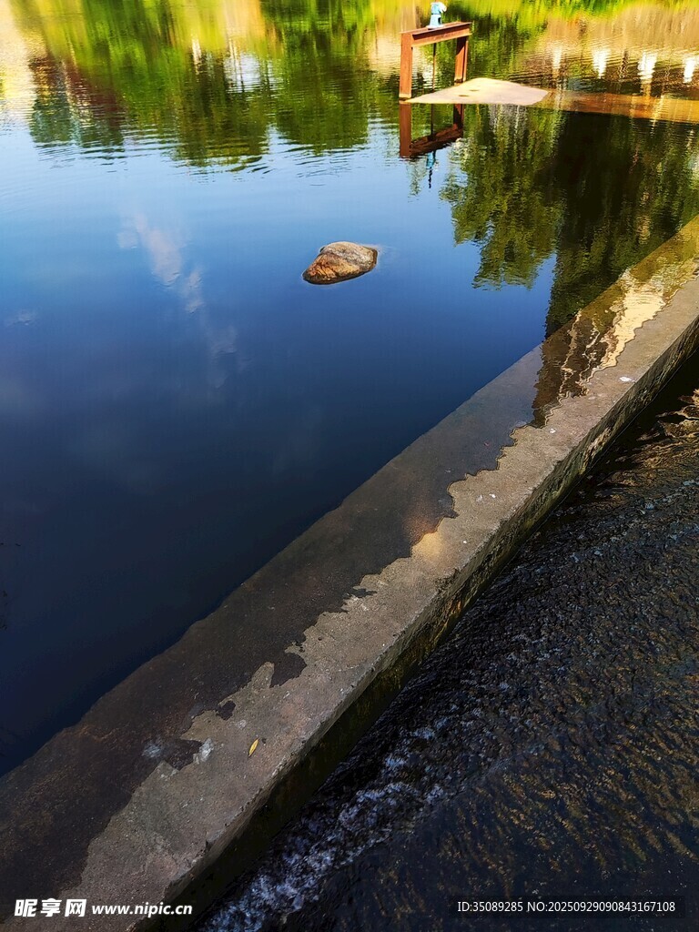 宁静水边景致