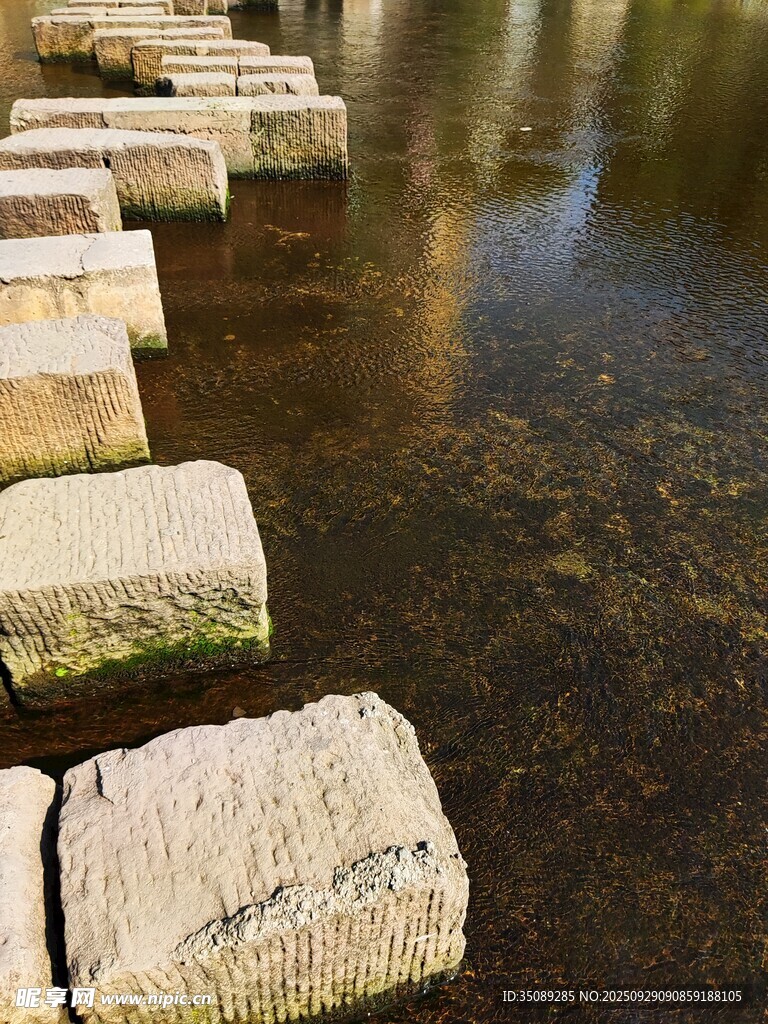 水中石墩自然清新景致