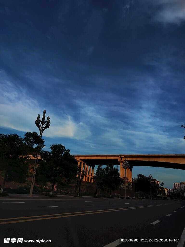 黄昏下的公路与高架桥美景