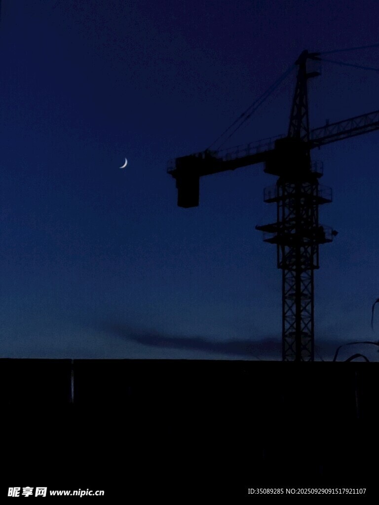 夜幕下的塔吊与弯月