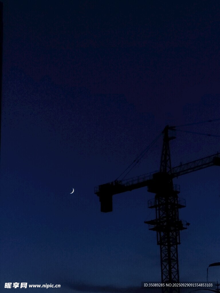 夜幕下的塔吊