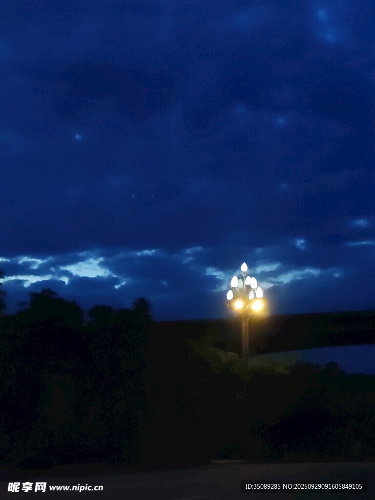 夜幕下的梦幻灯光场景