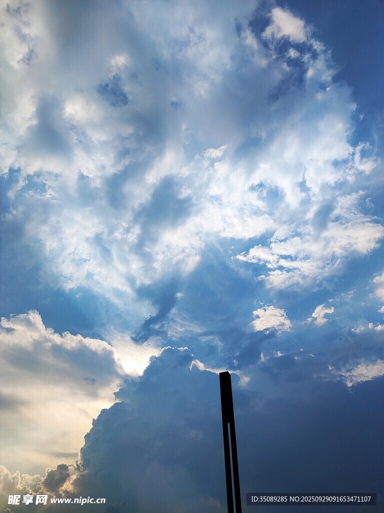 蓝天白云下的独立电线杆