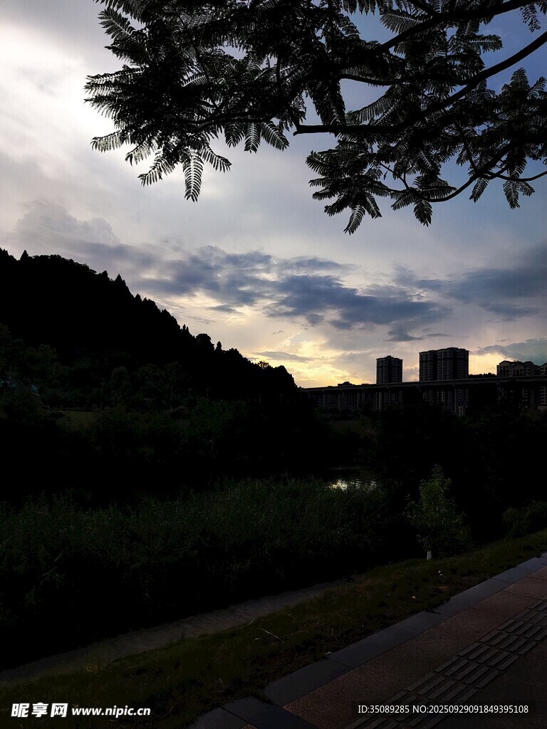 黄昏下的城市与自然景观
