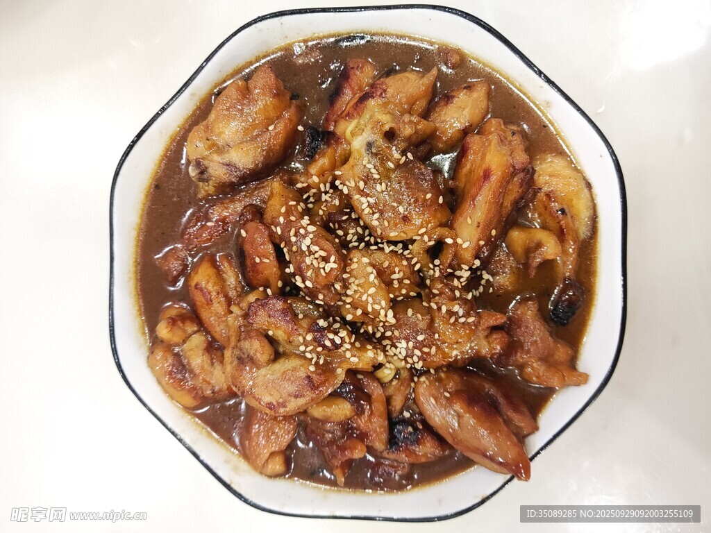 美味酱汁炖煮的特色菜肴