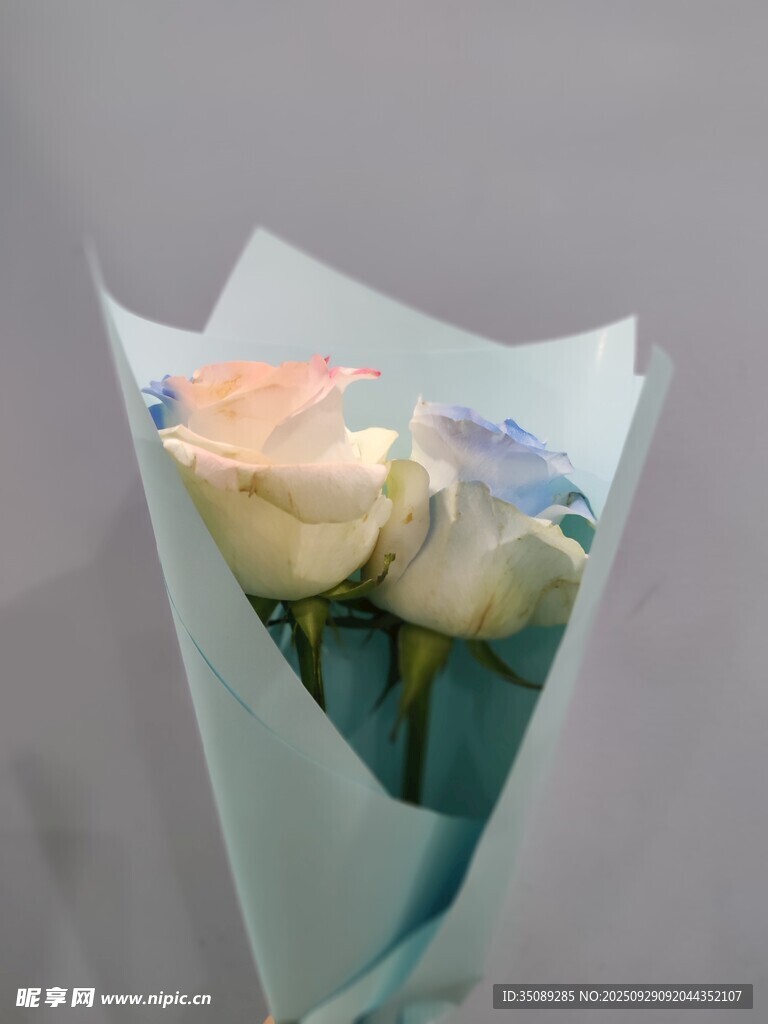 淡雅包装的白玫瑰花束