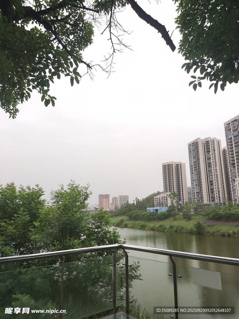 河畔城市风光