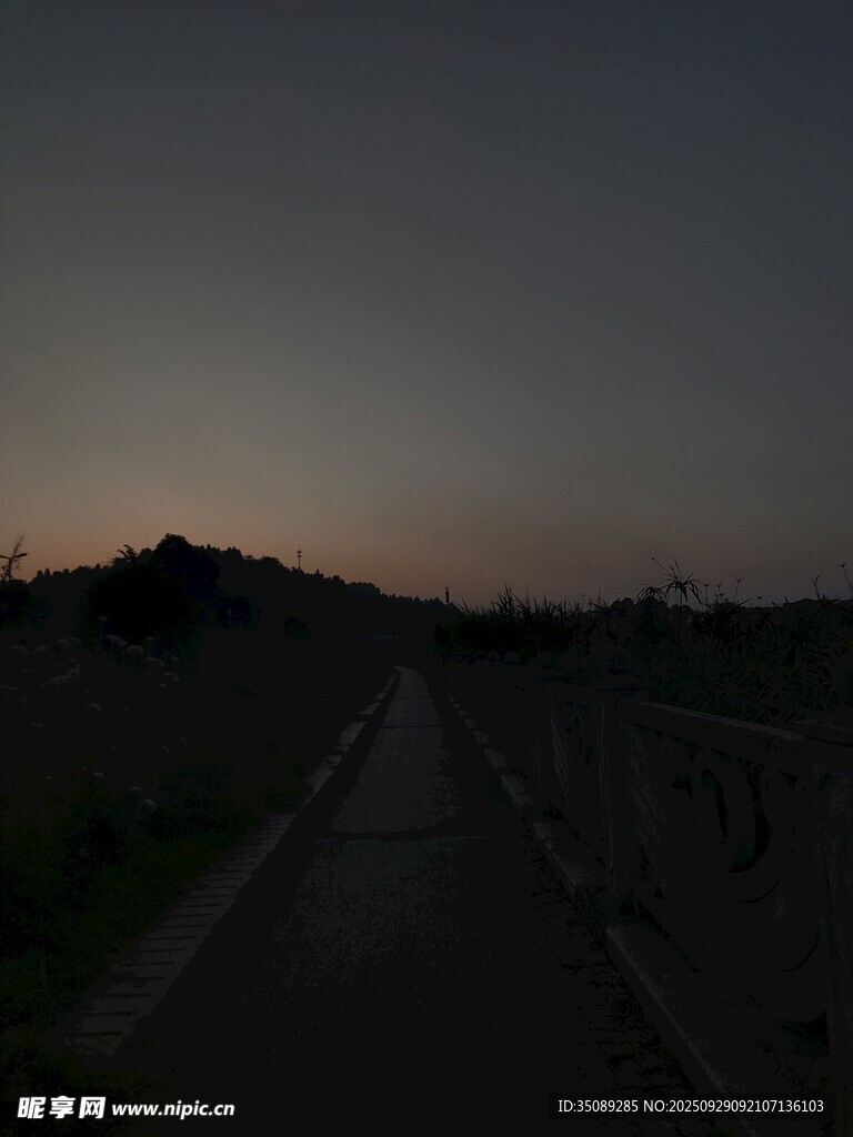 黄昏下的静谧道路