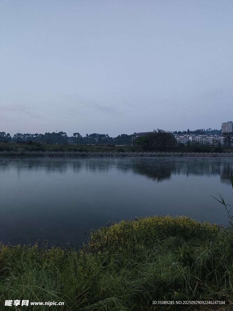 宁静湖畔风景