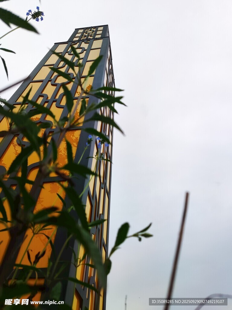 现代玻璃建筑外观特写