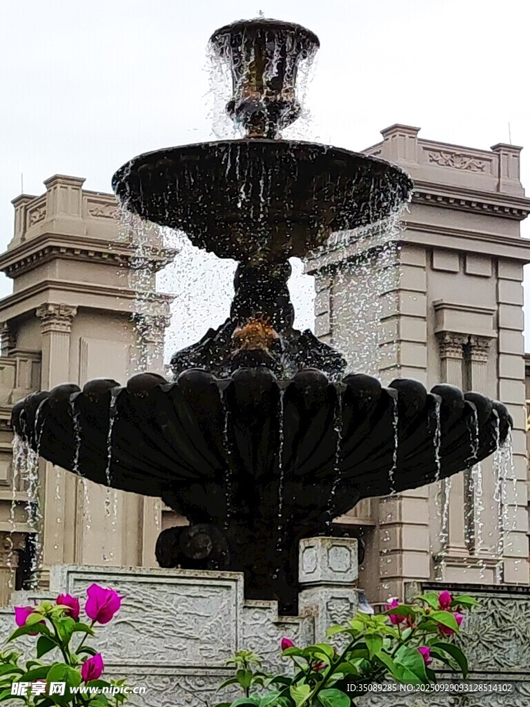 古典喷泉与花卉装点建筑前