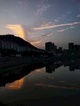 湖畔黄昏城市倒影美景