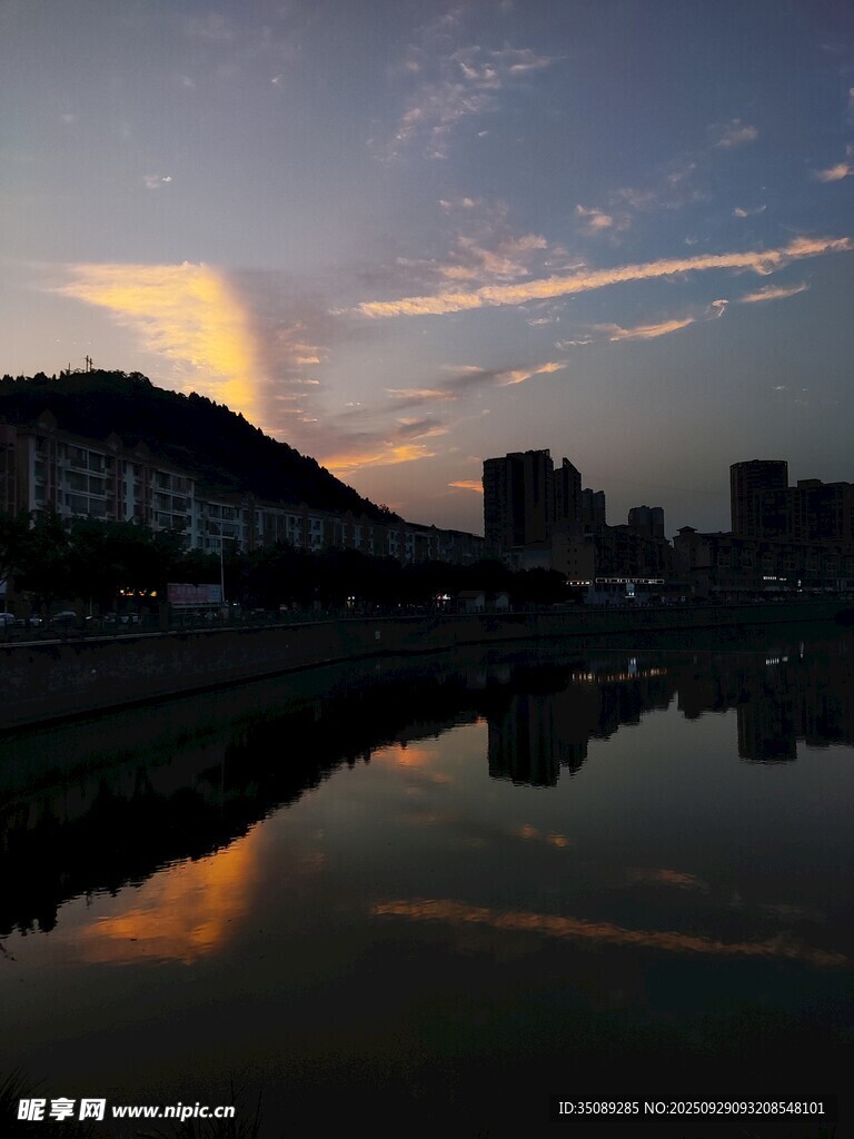 湖畔黄昏城市倒影美景