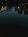 雨夜积水路面的城市倒影