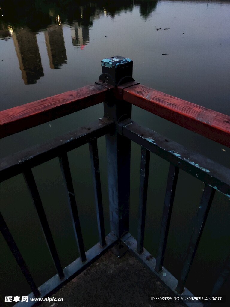 湖边栏杆夜景