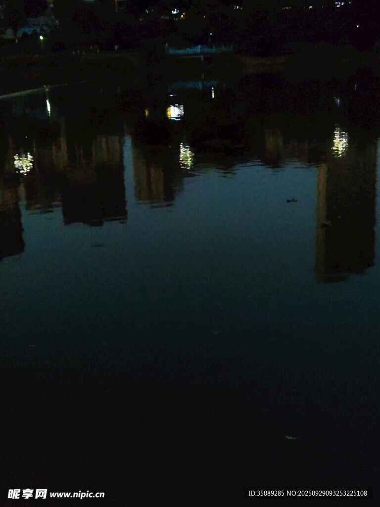 城市夜景水面倒影