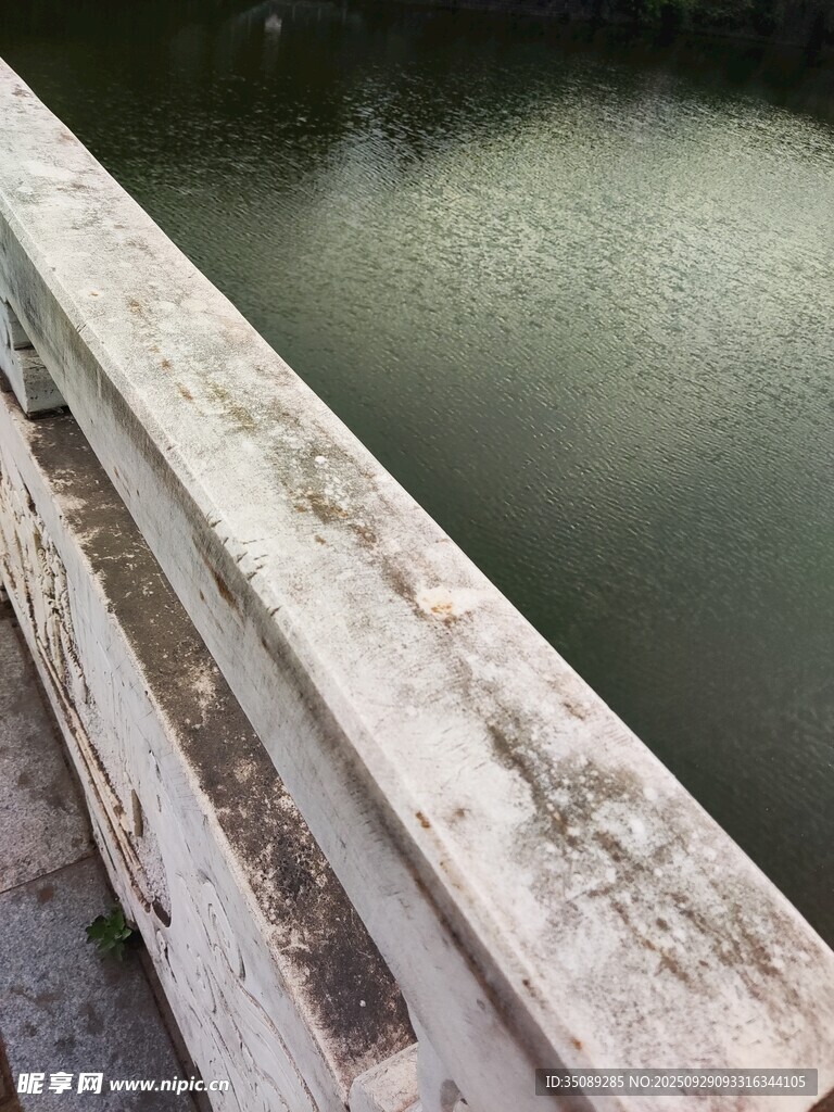 老旧桥边护栏与水面景象