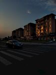 黄昏下的城市街道与建筑