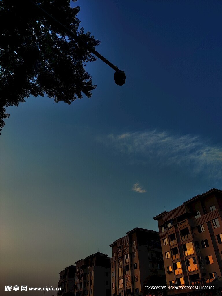 黄昏下的居民楼与天空