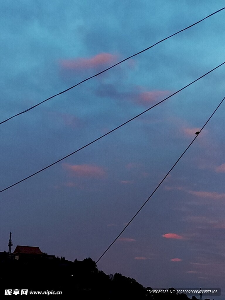黄昏时分的天空与电线