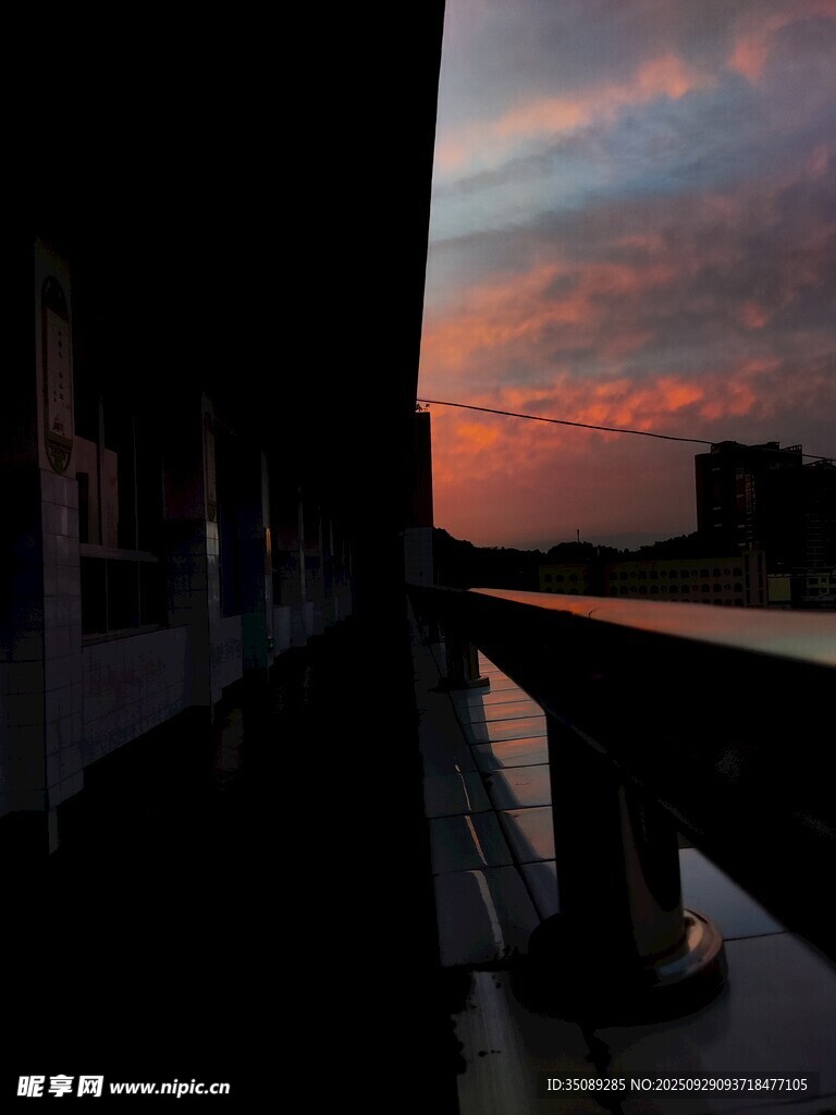夕阳下的建筑剪影美景