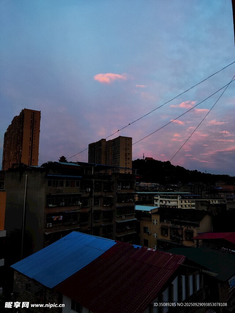 黄昏下的城市屋顶景观