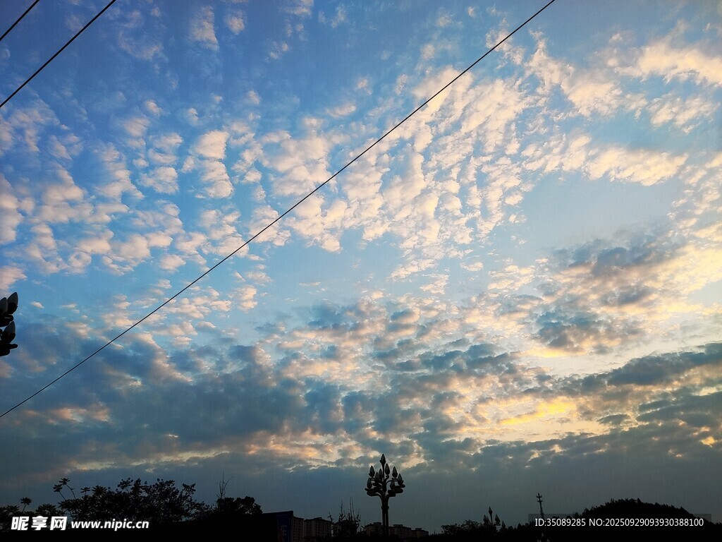 夕阳下的天空与电线景观
