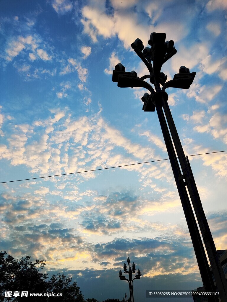 夕阳下的路灯与绚丽天空