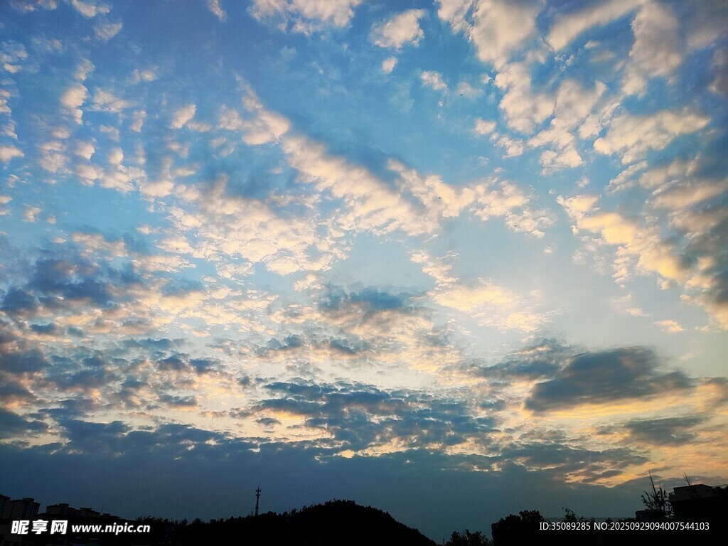 夕阳下的绚丽天空